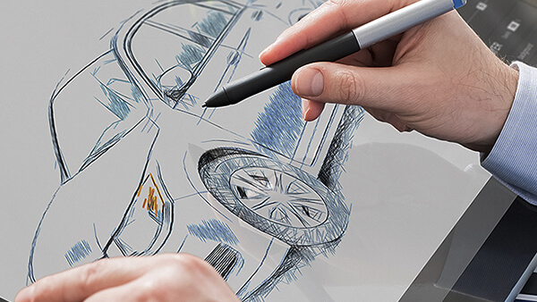 Designer Automobilístico desenhando um carro